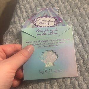 Bitter Lace Shell Me About It Highlighter - And Shell Compact